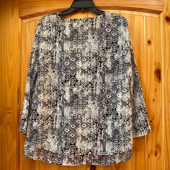 Chicos Size 1 Black/Cream Aztec Blouse - Picture 7 of 8